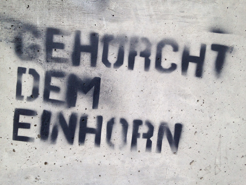 "Gehorcht dem Einhorn". Stencil aus Graz, Österreich