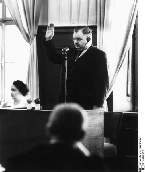 Im Wilhelmstraßen-Prozess vom Februar 1948 sagte Auerbach als ehemaliger Gefangener im KZ Auschwitz vor dem Nürnberger US-Militärtribunal aus. Das Verfahren hatte die Verhaftung mehrerer hochrangige NS-Beamten des Auswärtigen Amtes zur Folge.